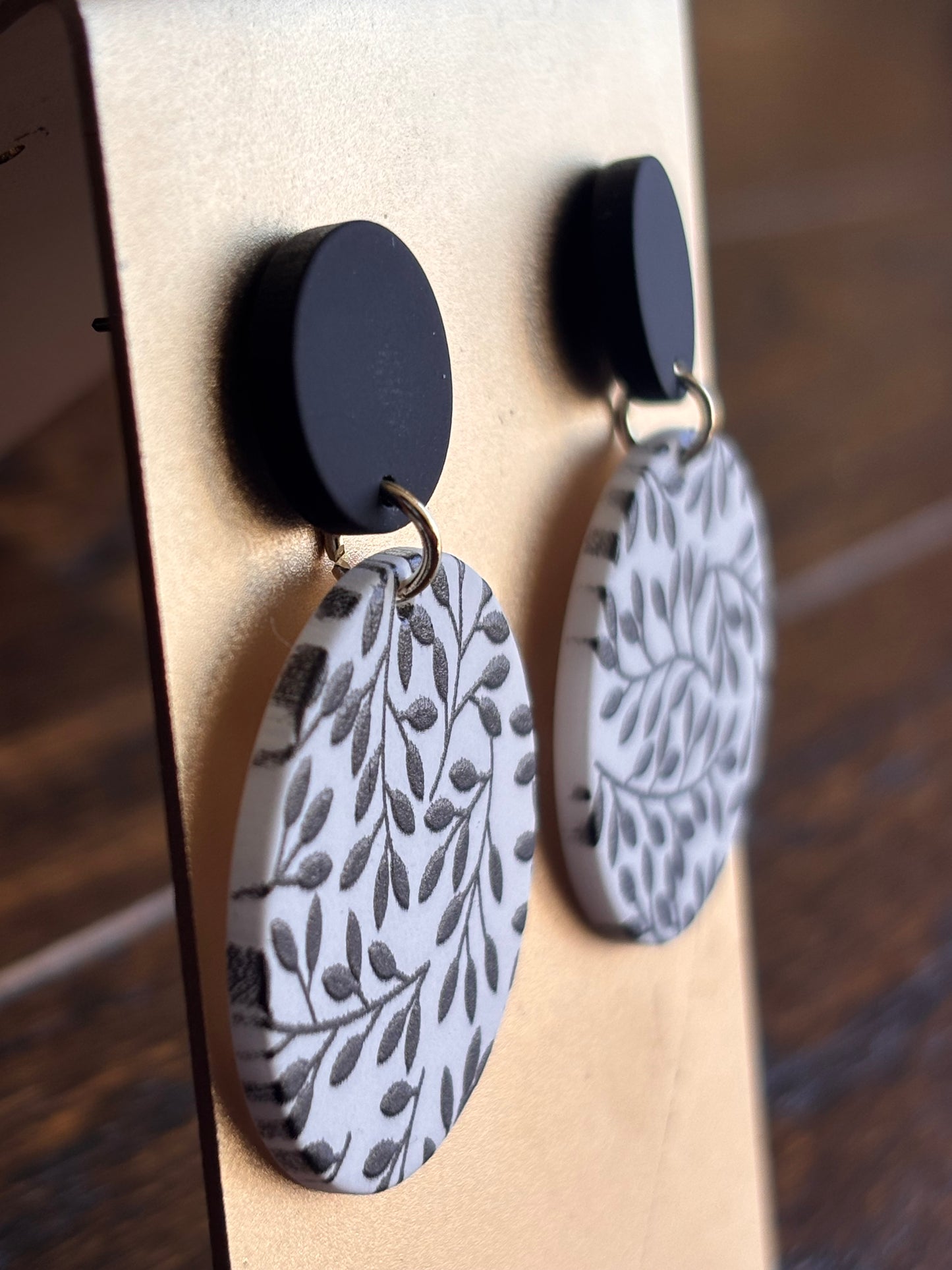 Black & White bold classic leaves