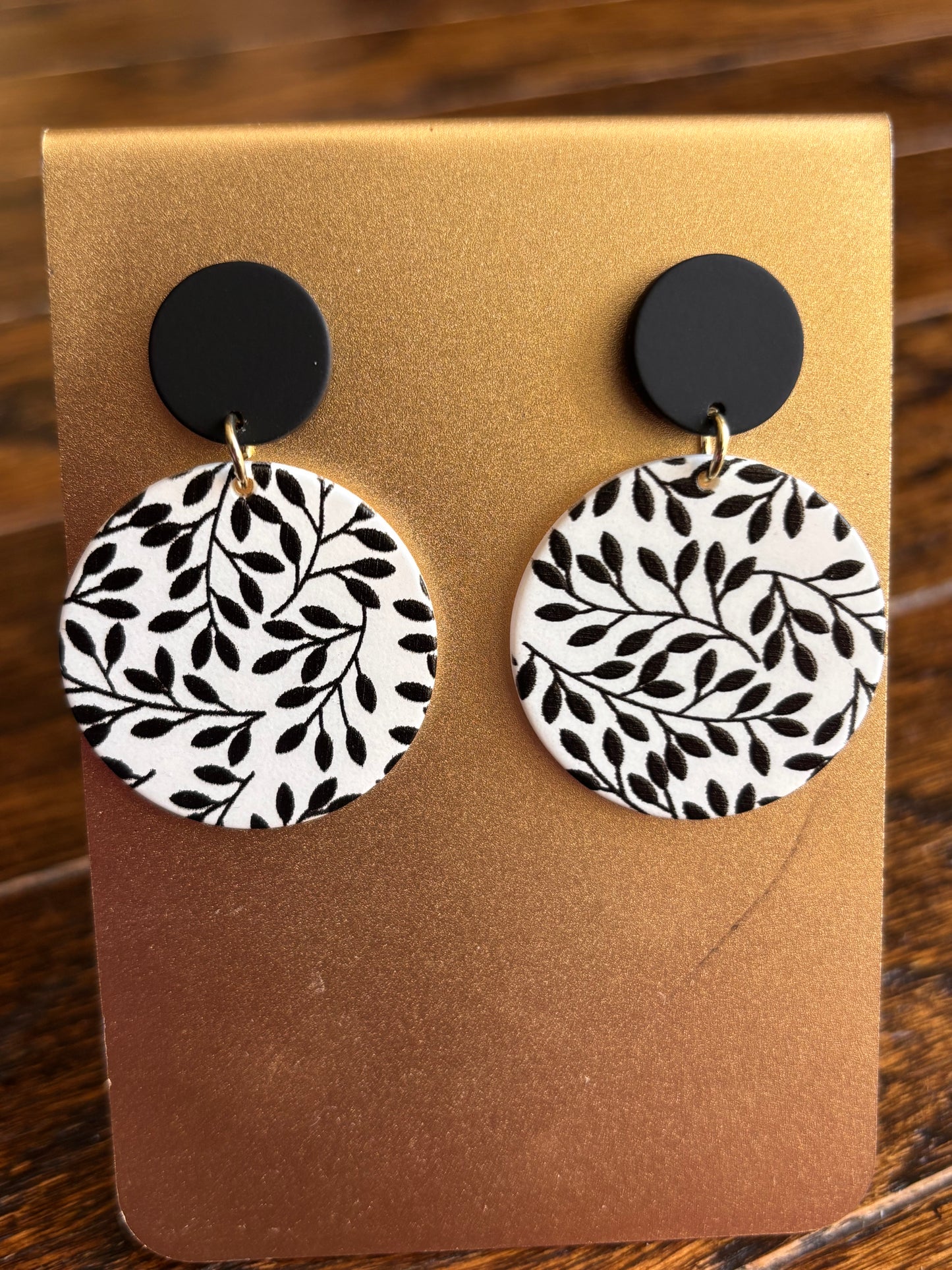 Black & White bold classic leaves